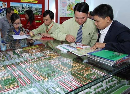 Sàn bất động sản: Nháo nhào mở, lặng lẽ đóng - 1 Hoạt động kinh doanh BĐS qua sàn chưa tạo sự minh bạch.