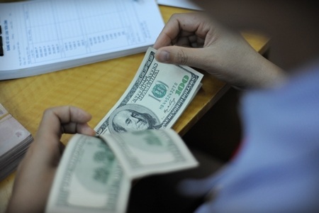 Giá USD ngân hàng đã giảm xuống dưới mức 21.200 đồng (ảnh: AH).