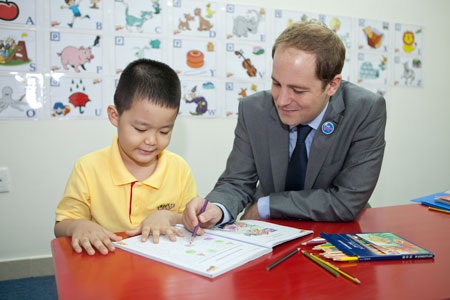 Thầy Ben Longworth cùng với học viên I Can Read Việt Nam.