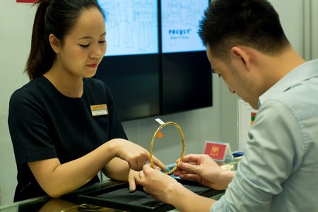 Vàng lại giảm mạnh, chênh lệch thu hẹp dần - 1 Khoảng cách chênh lệch giữa hai thị trường đang được giảm dần (ảnh: AH).