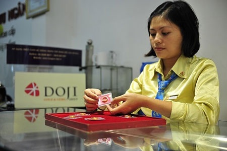 Giá vàng tăng mạnh trở lại - 1 Giá vàng SJC cao hơn giá vàng thế giới quy đổi khoảng 4,4 triệu đồng/lượng