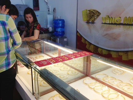 Giá vàng trong nước vẫn cao hơn thế giới gần 6 triệu đồng/lượng.