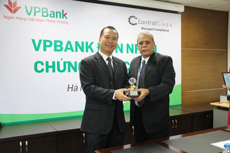 Đại diện lãnh đạo VPBank nhận chứng chỉ PCI DSS.