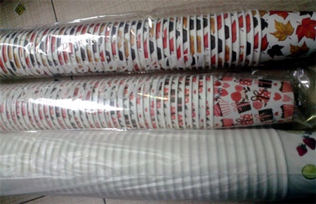 “Ma trận” cốc giấy không nguồn gốc - 2 Cốc giấy không nguồn gốc, không nhãn mác bày bán nhiều tại các chợ Hà Nội.