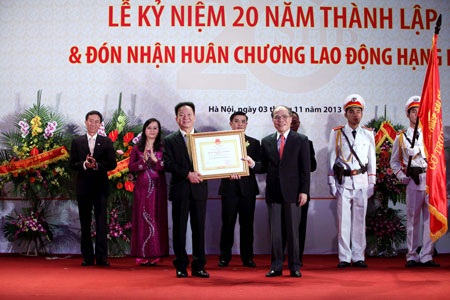 SHB được trao tặng Huân chương Lao động hạng Nhì - 1 Chủ tịch Quốc Hội Nguyễn Sinh Hùng trao tặng Huân chương Lao động hạng Nhì