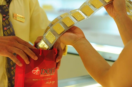 Ngân hàng Nhà nước chào bán tiếp 20.000 lượng vàng - 1 Gần 60 tấn vàng Nhà nước vừa được bán ra qua 59 phiên đấu thầu.