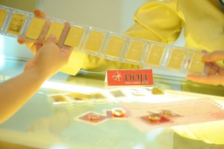 Vàng giảm nhẹ, chênh lệch vẫn cao - 1 Vàng SJC đang giao dịch quanh mức 37,8 triệu đồng/lượng.