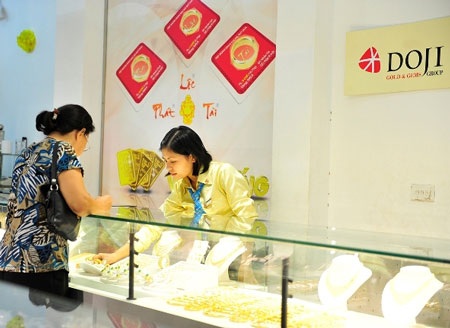 Giá vàng bật tăng trở lại - 1 Giá vàng SJC vẫn cao hơn giá vàng thế giới quy đổi 4 triệu đồng/lượng.