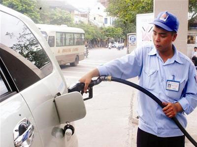 Giá xăng giảm 300 đồng/lít - 1 Sau khi giảm 300 đồng/lít, xăng A92 có giá 24.270 đồng/lít.