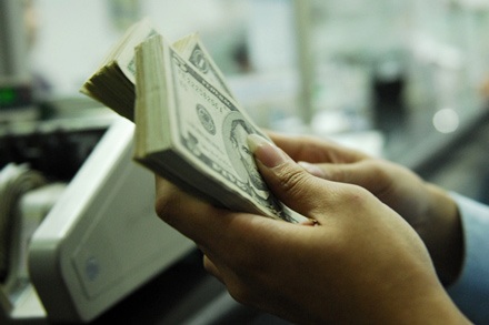 Giá USD bất ngờ tăng mạnh - 1 Các ngân hàng thương mại tiếp tục mua ròng USD từ khách hàng.