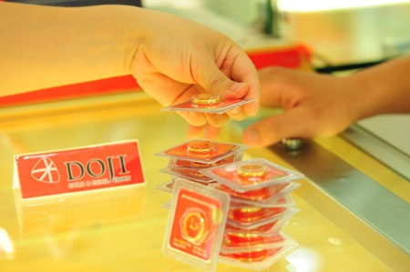 Vàng SJC đắt hơn vàng thế giới gần 5 triệu đồng/lượng - 1 Vàng SJC đắt hơn vàng thế giới gần 5 triệu đồng/lượng.