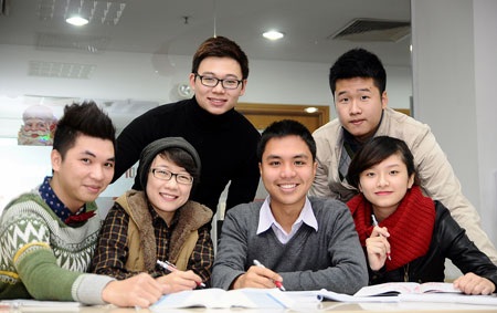 Tiếng Anh học thuật - Chìa khóa cho du học thành công - 1 (Phan Minh Đức cùng các ban chuẩn bị dự án nhóm tại Thư viện của ACET).