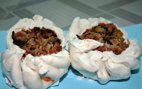 Bánh bao: Vỏ trắng hóa chất, nhân đồ ôi thiu - 3 Nhân bánh bao làm từ thức ăn thừa của các nhà hàng.
