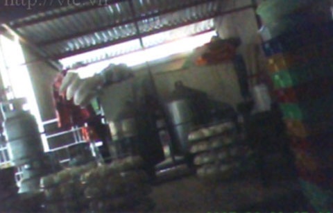 Bánh bao: Vỏ trắng hóa chất, nhân đồ ôi thiu - 2 Bánh bao để ngổn ngang, không hề che đậy.