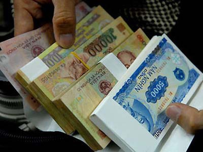 Đổi tiền rách, hỏng sẽ không bị mất phí - 1 Kể từ ngày 20/1/2014, người dân khi đổi tiền rách, hỏng sẽ không phải nộp phí.