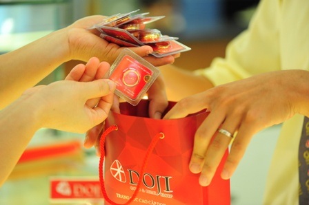 Vàng nội lại nới rộng khoảng cách chênh lệch với vàng ngoại.