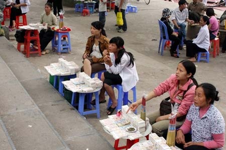 Không in mới tiền lẻ dịp tết vì... càng in càng lỗ - 1 Bày bán tiền lẻ là cảnh thường thấy trước đền chùa (ảnh minh họa).