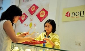Giá vàng SJC tăng mạnh, chênh lệch vẫn không đổi - 1 Vàng SJC đang đắt hơn giá vàng thế giới quy đổi 4,3 triệu đồng/lượng.