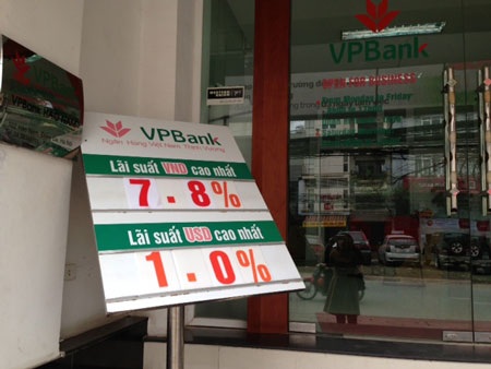 Ngân hàng vắng vẻ trong ngày đầu hạ lãi suất - 1 Ngân hàng vắng vẻ trong ngày đầu hạ lãi suất