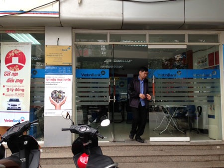 Ngân hàng vắng vẻ trong ngày đầu hạ lãi suất - 6 Ngân hàng vắng vẻ trong ngày đầu hạ lãi suất