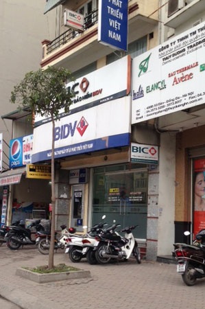 Ngân hàng vắng vẻ trong ngày đầu hạ lãi suất - 2 Ngân hàng vắng vẻ trong ngày đầu hạ lãi suất