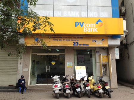 Ngân hàng vắng vẻ trong ngày đầu hạ lãi suất - 7 Ngân hàng vắng vẻ trong ngày đầu hạ lãi suất