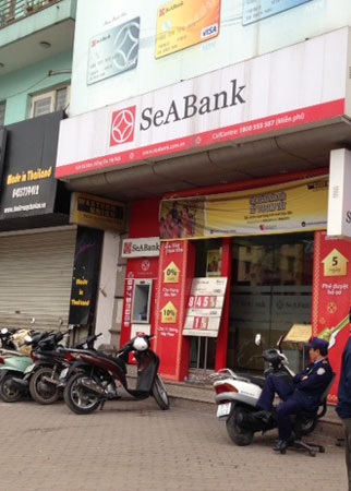 Ngân hàng vắng vẻ trong ngày đầu hạ lãi suất - 8 Ngân hàng vắng vẻ trong ngày đầu hạ lãi suất