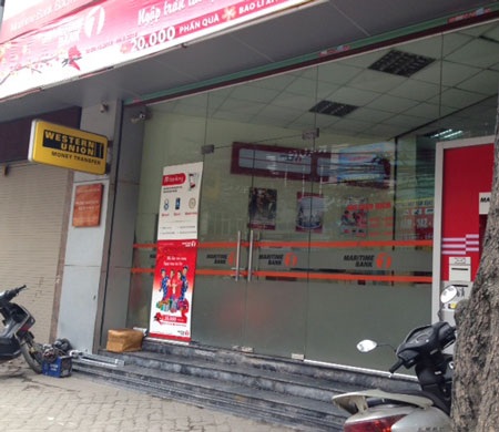 Ngân hàng vắng vẻ trong ngày đầu hạ lãi suất - 4 Ngân hàng vắng vẻ trong ngày đầu hạ lãi suất