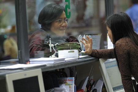 Vietcombank bất ngờ thu phí chuyển khoản nội mạng - 1 Khách hàng giao dịch tại Vietcombank (ảnh: Việt Hưng).