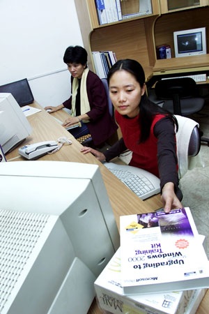 Cận Tết, ngân hàng quá tải chuyển tiền online - 1 Nhân viên văn phòng chuộng giao dịch online (Ảnh minh họa: Việt Hưng).