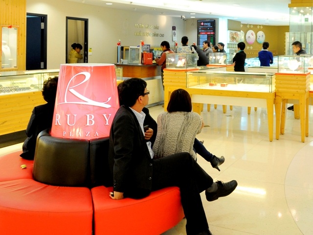 Nhộn nhịp sắm Kim Mã cầu may năm Giáp Ngọ - 3 Tại Ruby Plaza, 44 Lê Ngọc Hân, Hà Nội, khách hàng tới
từ rất sớm.