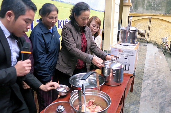 Tham quà khuyến mãi, người già dễ bị lừa - 1 Đại diện công ty A.C đang giới thiệu về bộ nồi ủ đa năng (ảnh T.N)