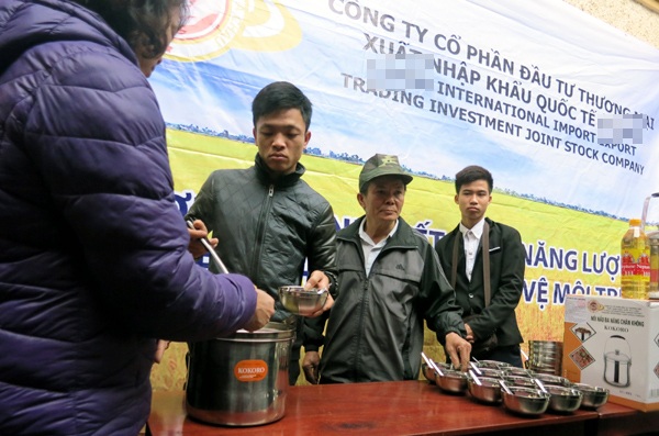Tham quà khuyến mãi, người già dễ bị lừa - 2 Đại diện công ty A.C đang giới thiệu về bộ nồi ủ đa năng (ảnh T.N)