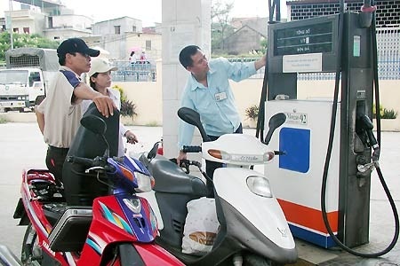 Giữ nguyên giá xăng, giảm giá dầu - 1 Bộ Tài chính yêu cầu doanh nghiệp giữ nguyên giá bán xăng.