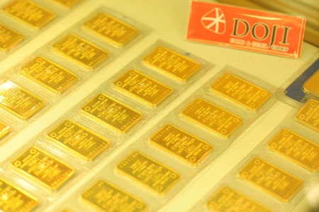 Giá vàng lao dốc, chênh lệch nới rộng - 1 Giá vàng đang lao dốc.