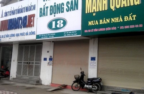 Hóa kiếp cho sàn, cò đất muôn thuở - 2 Hàng loạt sàn BĐS phải tự đóng cửa. (Ảnh: D.A).