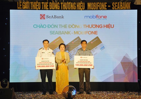 Ngân hàng và Viễn thông bắt tay, người tiêu dùng hưởng lợi lớn - 2 Bà Nguyễn Thị Nga, Chủ tịch HĐQT SeABank trao tặng 200 triệu đồng