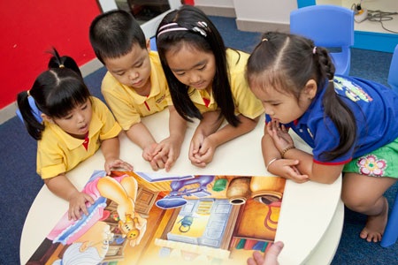Cùng trẻ 3 - 7 tuổi học tiếng Anh hiệu quả tại nhà - 3 Hãy khơi gợi niềm đam mê đọc sách của trẻ ngay từ nhỏ.