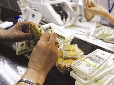 Sẵn sàng tung ngoại tệ "chống sốc" tỷ giá - 1 Cần thiết sẽ bán ngoại tệ ra thị trường (ảnh minh họa).