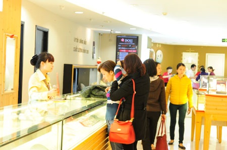 Tránh mua vàng theo tâm lý đám đông.