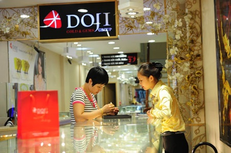 Giá vàng tuột dốc sau khi lên cao nhất 7 tháng - 1 Giá vàng đã giảm mạnh sau khi vượt mốc 37,5 triệu đồng/lượng vào sáng nay.