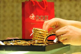 Vàng “quay đầu” đi xuống, USD tăng vọt - 1 Giá vàng đang ở mức cao nhất trong 1 tháng trở lại đây do nhu cầu tăng mạnh.