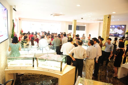 Hàng trăm quà tặng mừng Trung tâm DOJI mới tại Hà Nội - 2 Khách hàng tham quan, mua sắm hào hứng trong ngày khai trương Trung tâm.