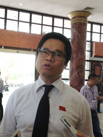 Trung Quốc không dễ “trả đũa ngược” vào kinh tế Việt Nam - 1 TS.Vũ Tiến Lộc bên hành lang Quốc hội.