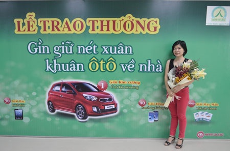 Trao giải “Gìn giữ nét xuân, khuân ô tô về nhà” - 1 Chị Thúy Vi nhận giải Vàng từ chương trình.