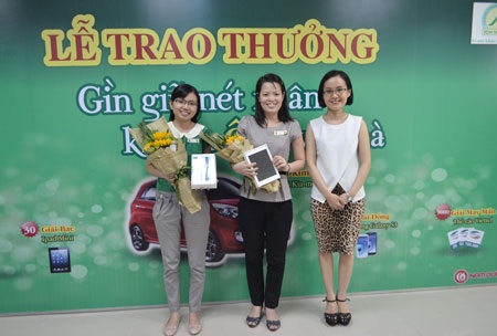Trao giải “Gìn giữ nét xuân, khuân ô tô về nhà” - 2 Khách hàng may mắn nhận giải Bạc (Ipad Mini).