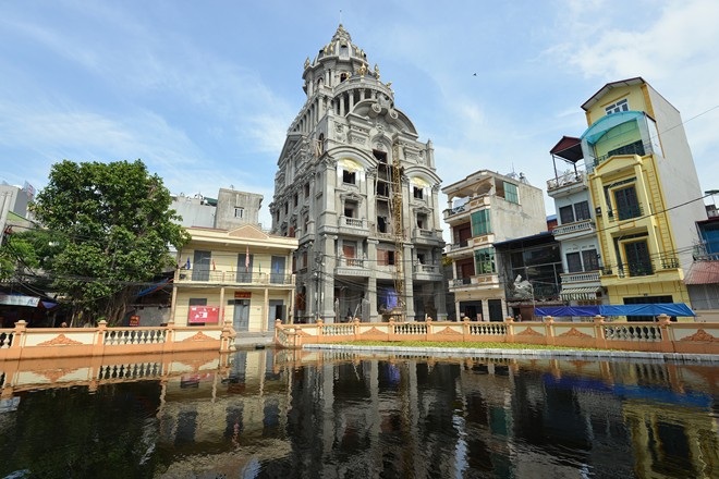 Tòa lâu đài trông nổi bật hẳn so với những ngôi nhà khác xung quanh