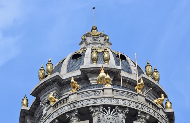 Tòa lâu đài trông nổi bật hẳn so với những ngôi nhà khác xung quanh