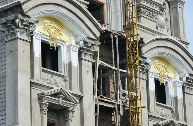 Con gà trống lớn nhất được đặt trên cao. 5 con còn lại xếp hình cánh cung.