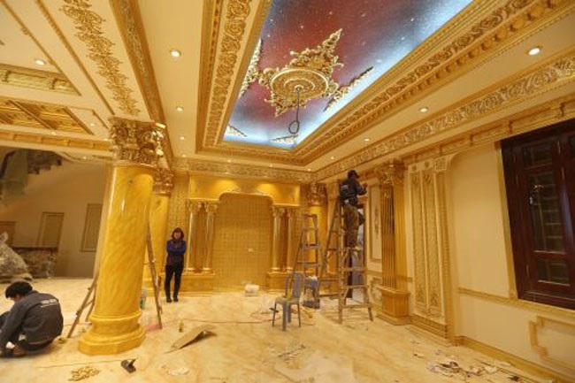 Lâu đài sinh đôi có hai cổng, được làm bằng đồng vàng, chạm khắc hình sư tử và ngựa.